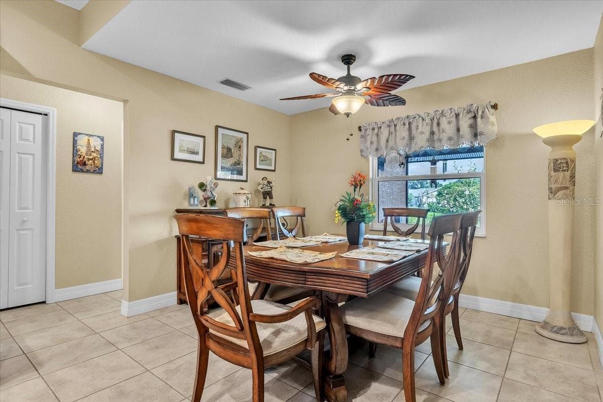 Single Family Residence at 11614 SW COURTLY MANOR DR, LAKE SUZY, photo 14 of 49