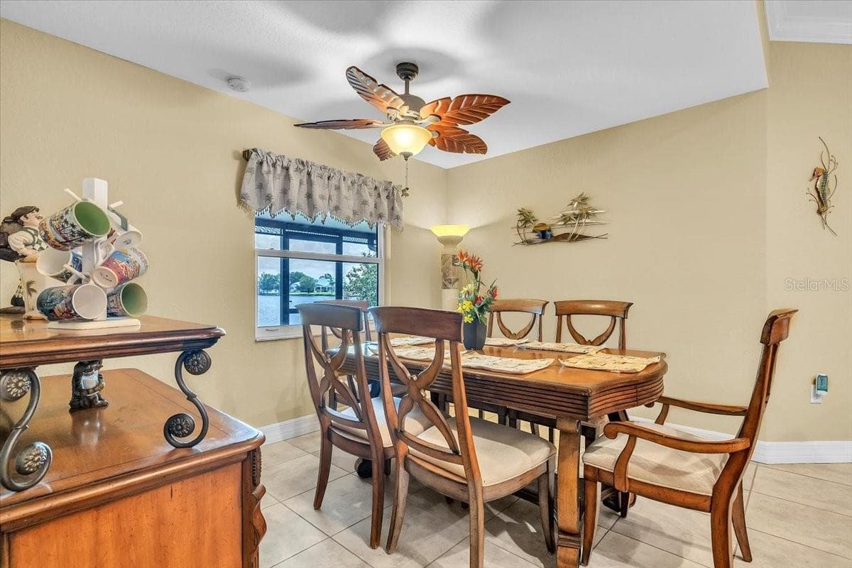 Single Family Residence at 11614 SW COURTLY MANOR DR, LAKE SUZY, photo 15 of 49
