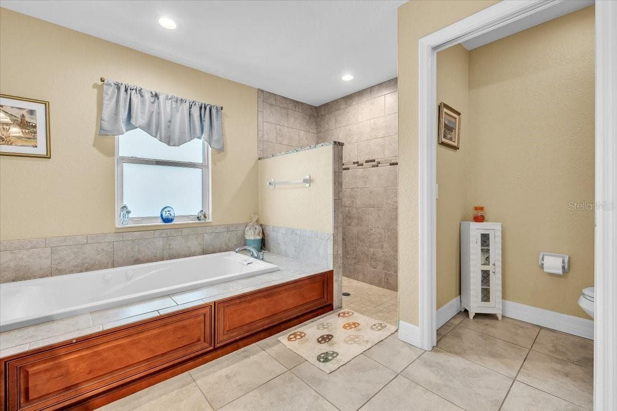 Single Family Residence at 11614 SW COURTLY MANOR DR, LAKE SUZY, photo 20 of 49
