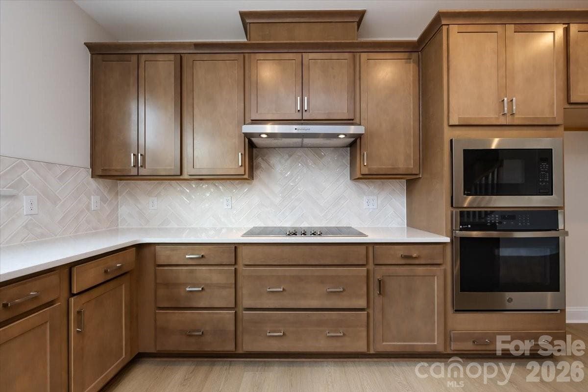 Electric cooktop and ample storage - Charlotte