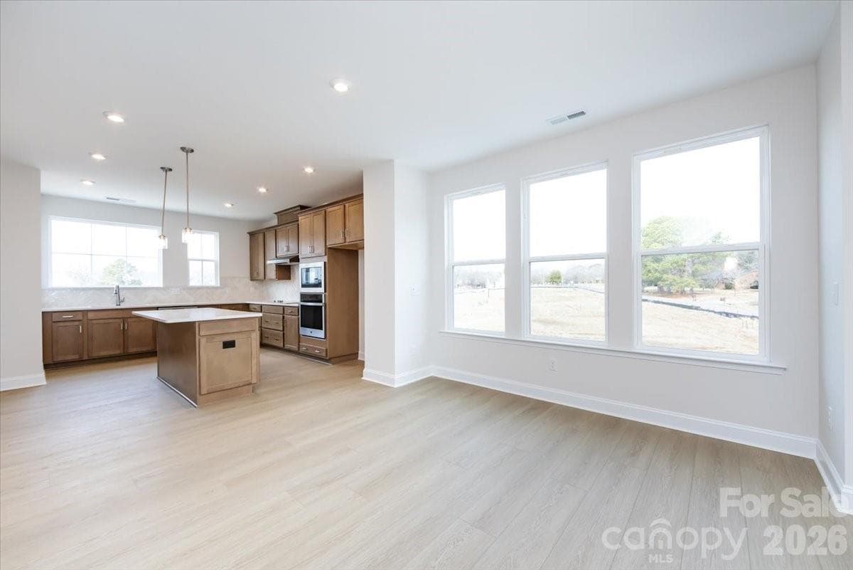 Light filled dining space - Charlotte