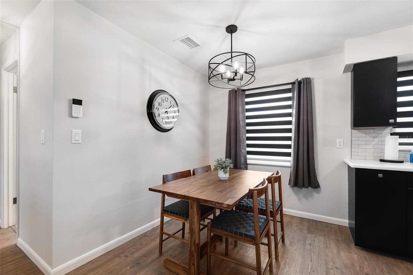2910 Dining - 2910 DADE AVE, ORLANDO