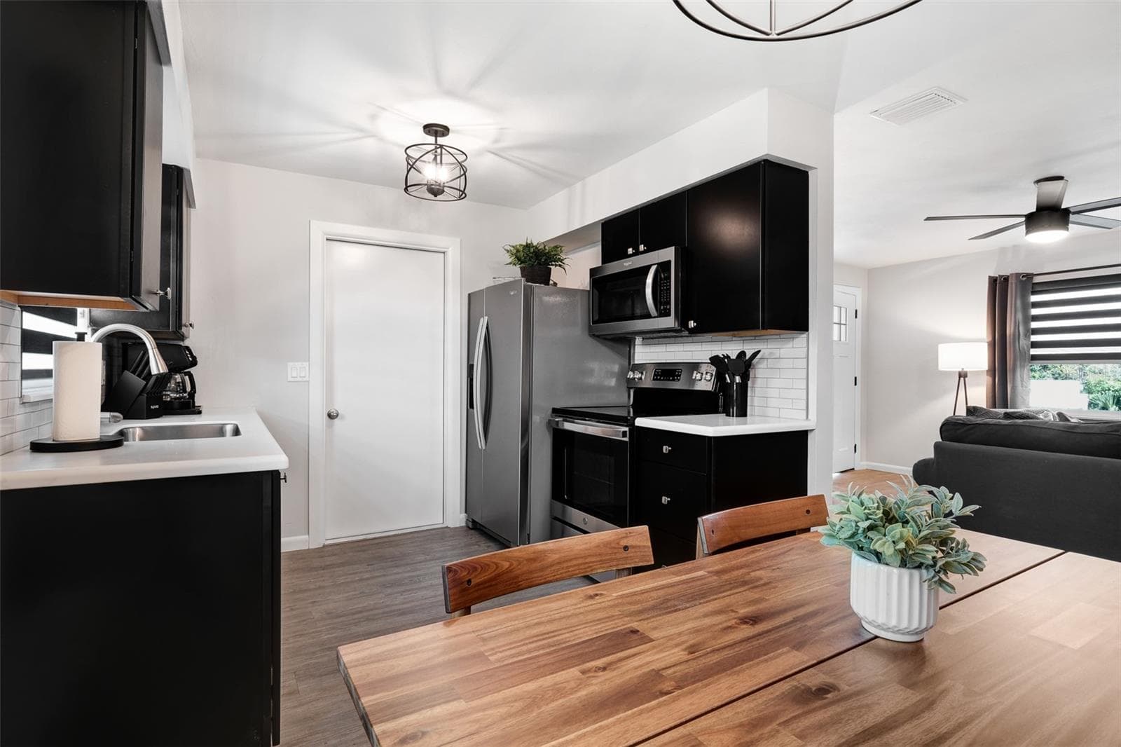 2910 Kitchen - 2910 DADE AVE, ORLANDO