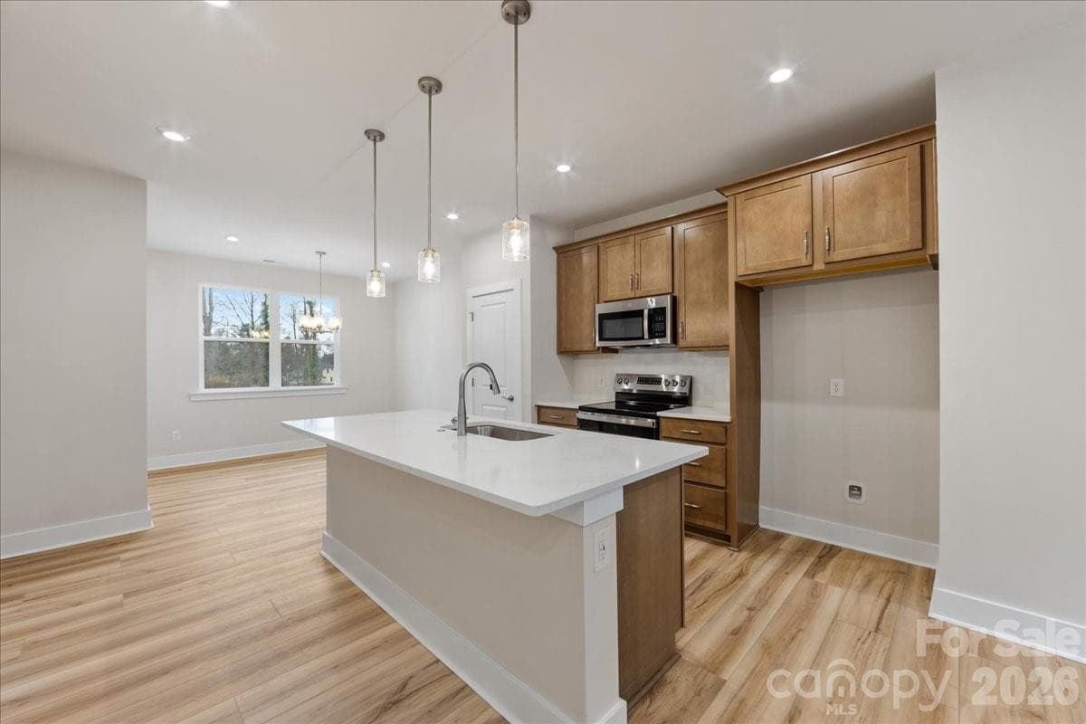 Chef-inspired kitchen with brown warm cabinets - Charlotte