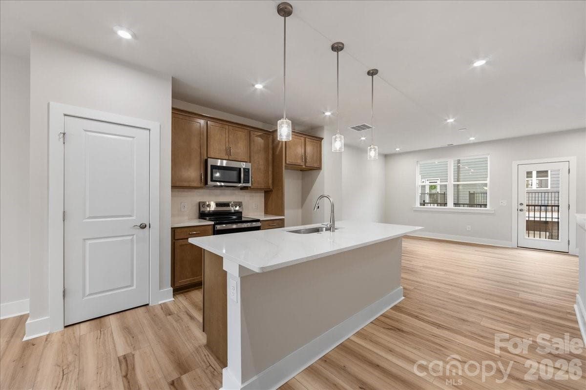 Large kitchen island - Charlotte