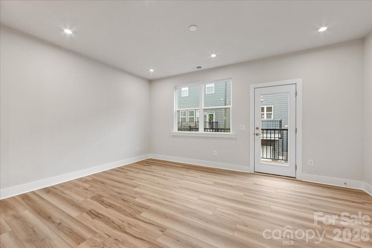 Living room with access to the outdoor living - Charlotte