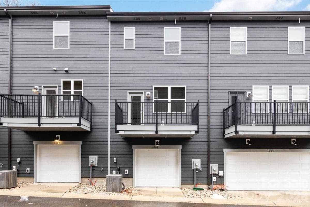2 bay tandem garage - Charlotte