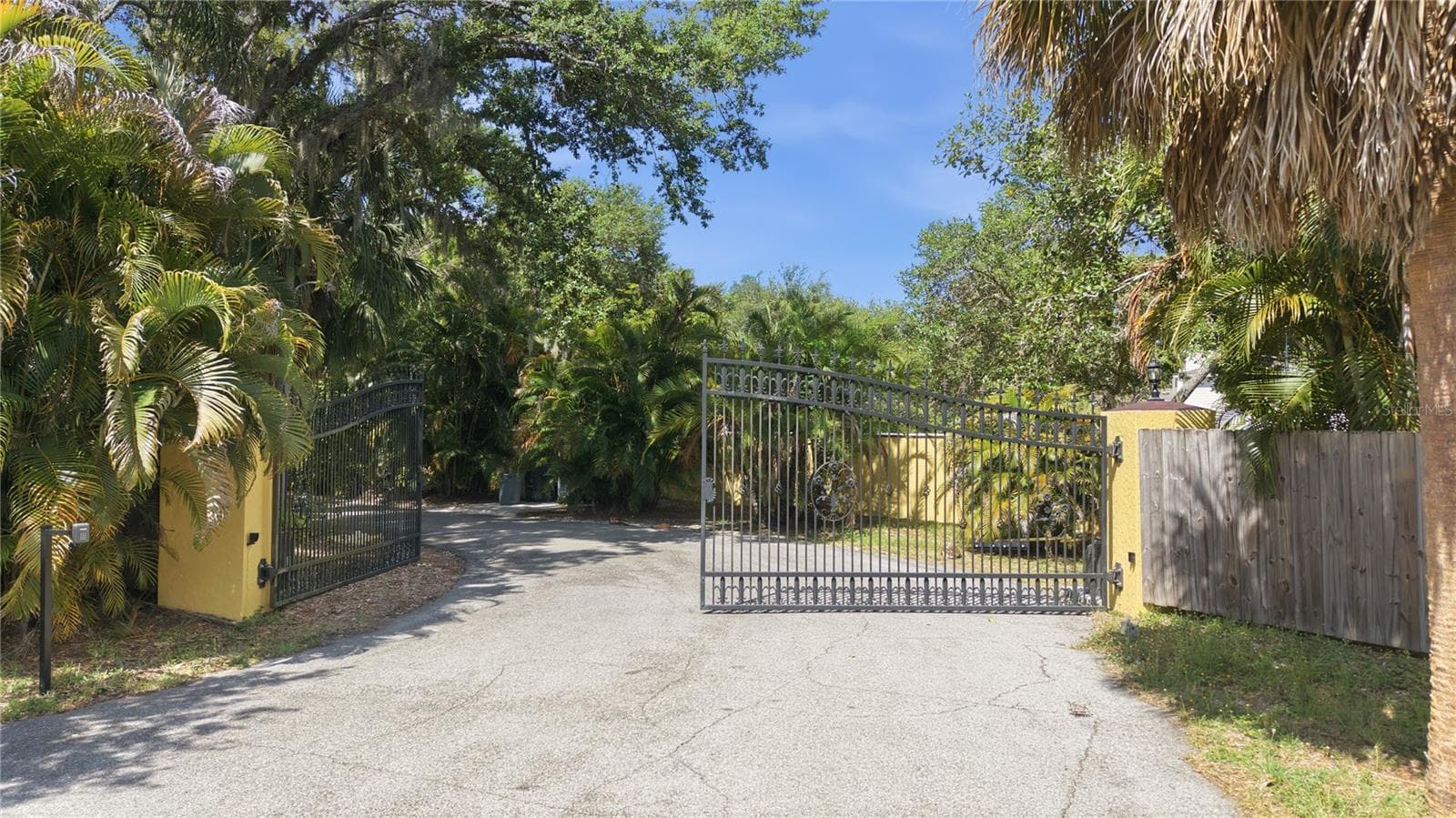 MAIN ENTRANCE - 3348 ALAMO LN, SARASOTA