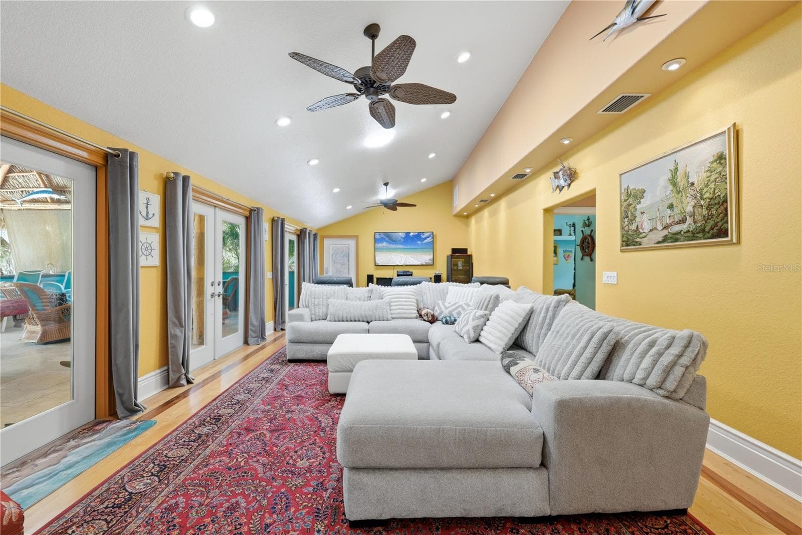 UNIT B GRAND LIVING SPACE - 3348 ALAMO LN, SARASOTA