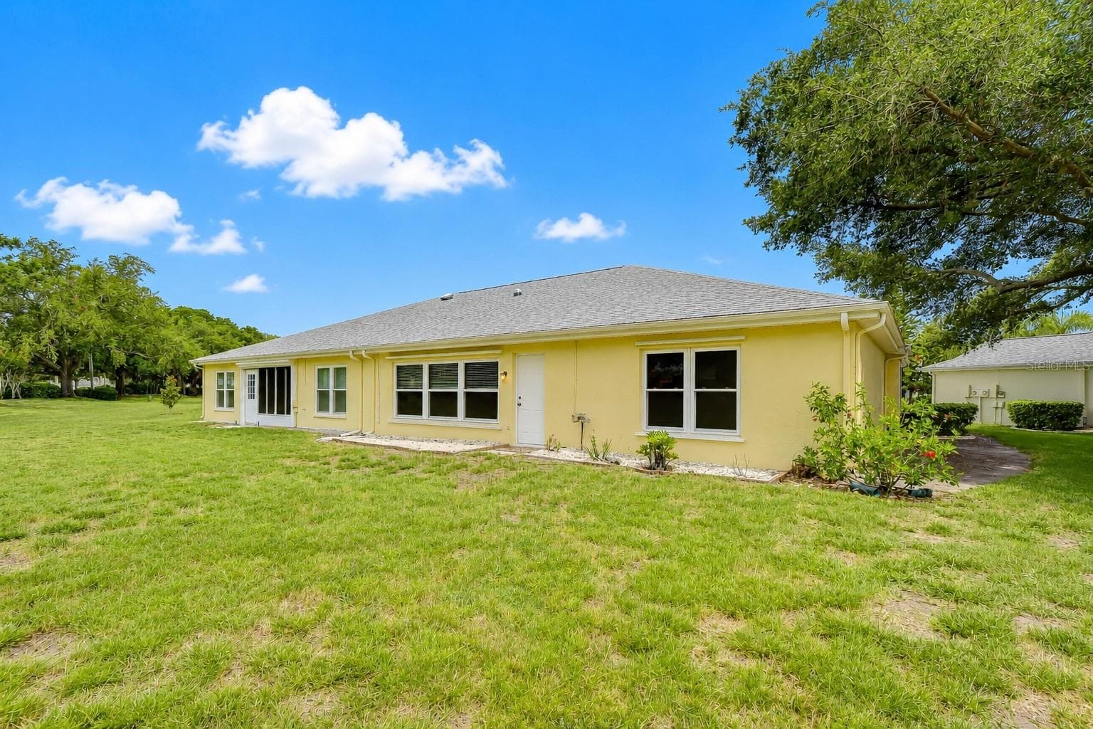 Charming curb appeal with mature landscaping and inviting design. - 818 MCCALLISTER AVE, SUN CITY CENTER