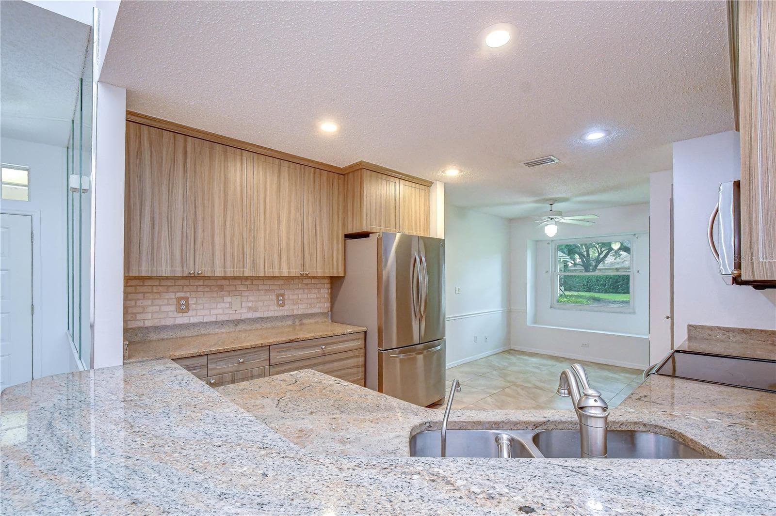 Elegant granite surfaces offering durability and sophistication. - 818 MCCALLISTER AVE, SUN CITY CENTER