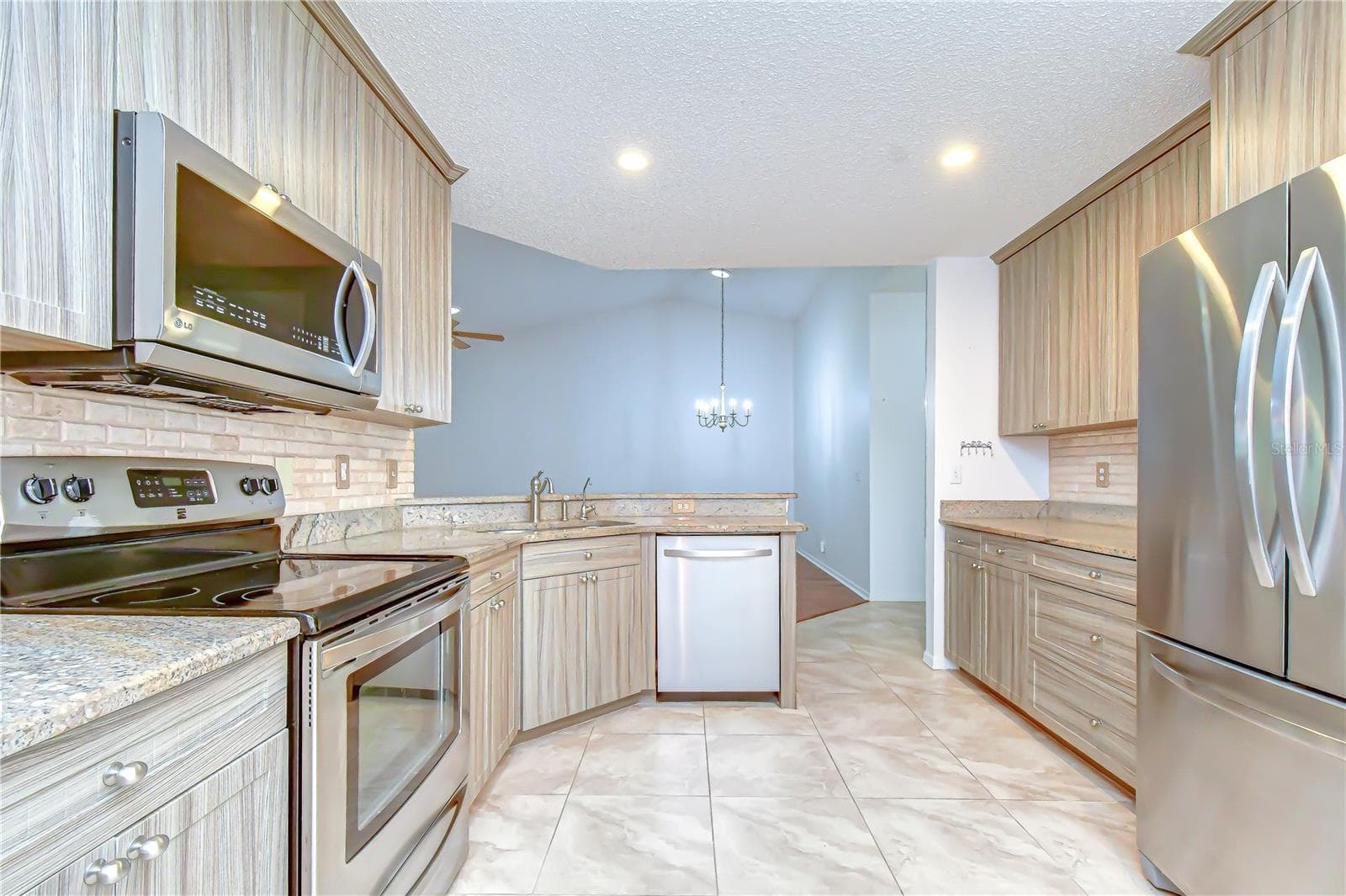 Modern appliance package for everyday convenience. - 818 MCCALLISTER AVE, SUN CITY CENTER