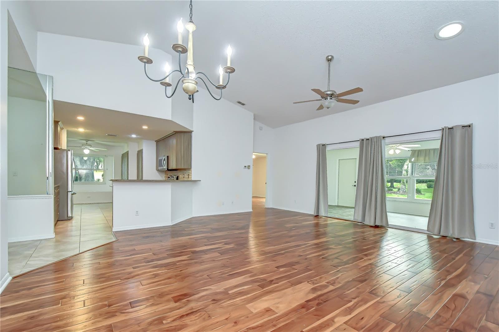 Comfortable gathering space designed for everyday living and entertaining. - 818 MCCALLISTER AVE, SUN CITY CENTER