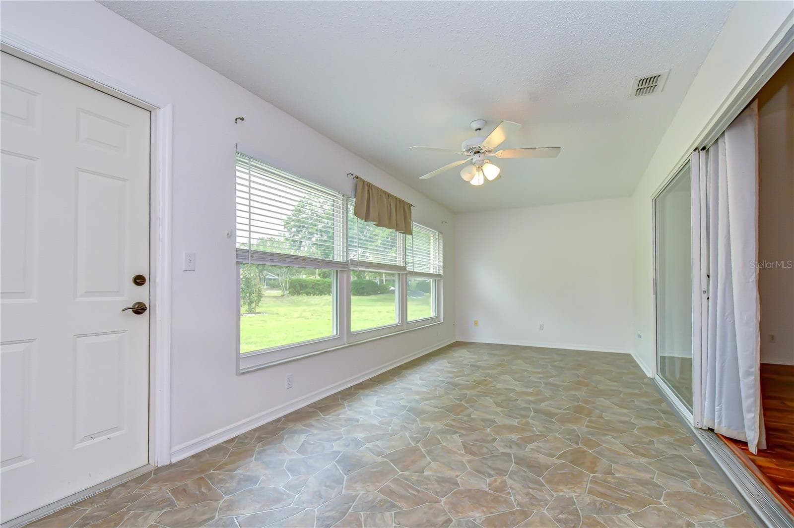 Ideal flex space for relaxing, entertaining, hobbies, or a home office. - 818 MCCALLISTER AVE, SUN CITY CENTER