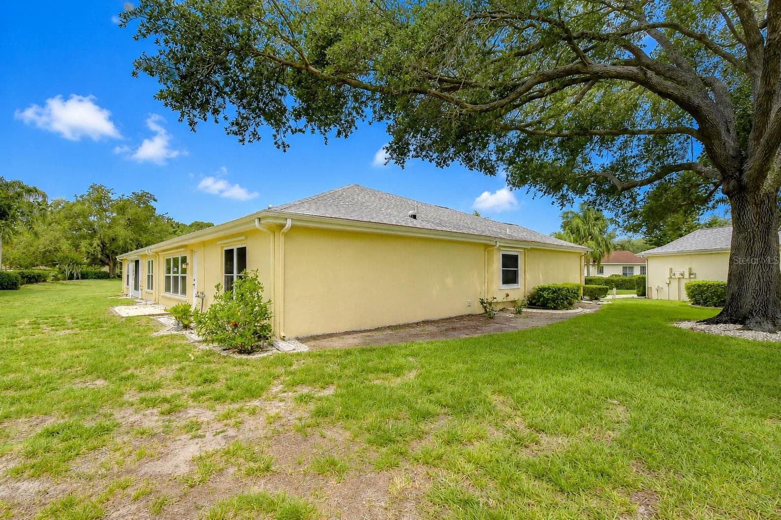 Beautifully maintained grounds enhancing the home's appeal. - 818 MCCALLISTER AVE, SUN CITY CENTER