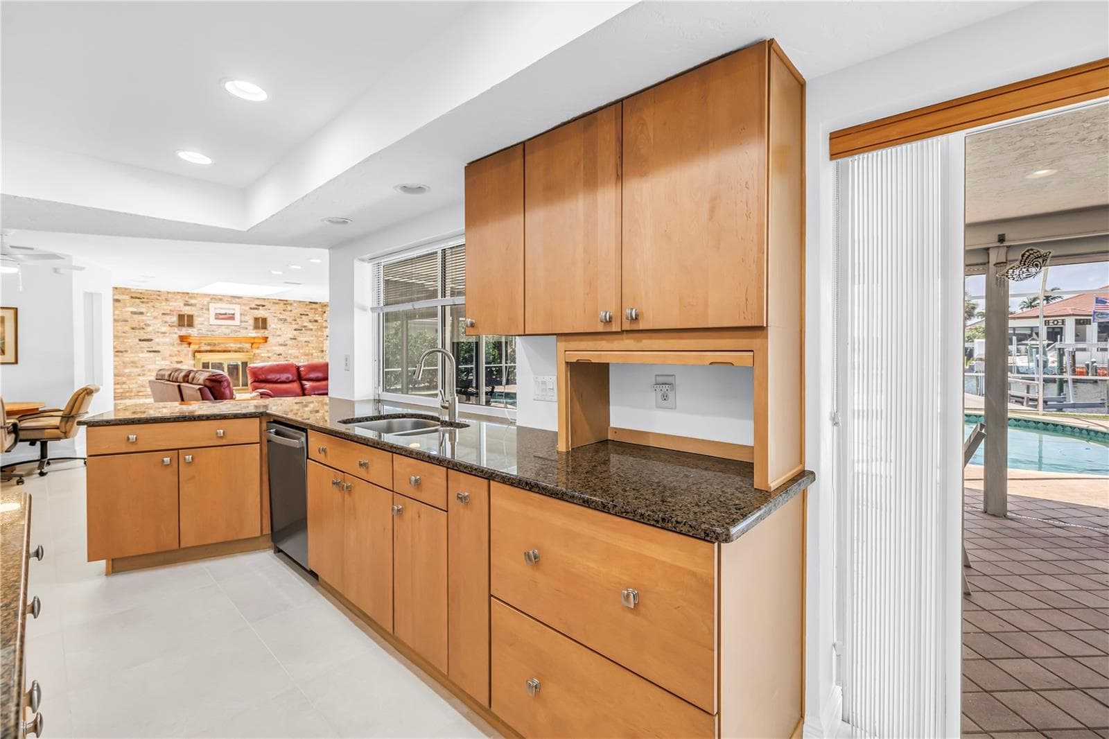 Single Family Residence at 2067 MASSACHUSETTS AVE NE, ST PETERSBURG, photo 11 of 62