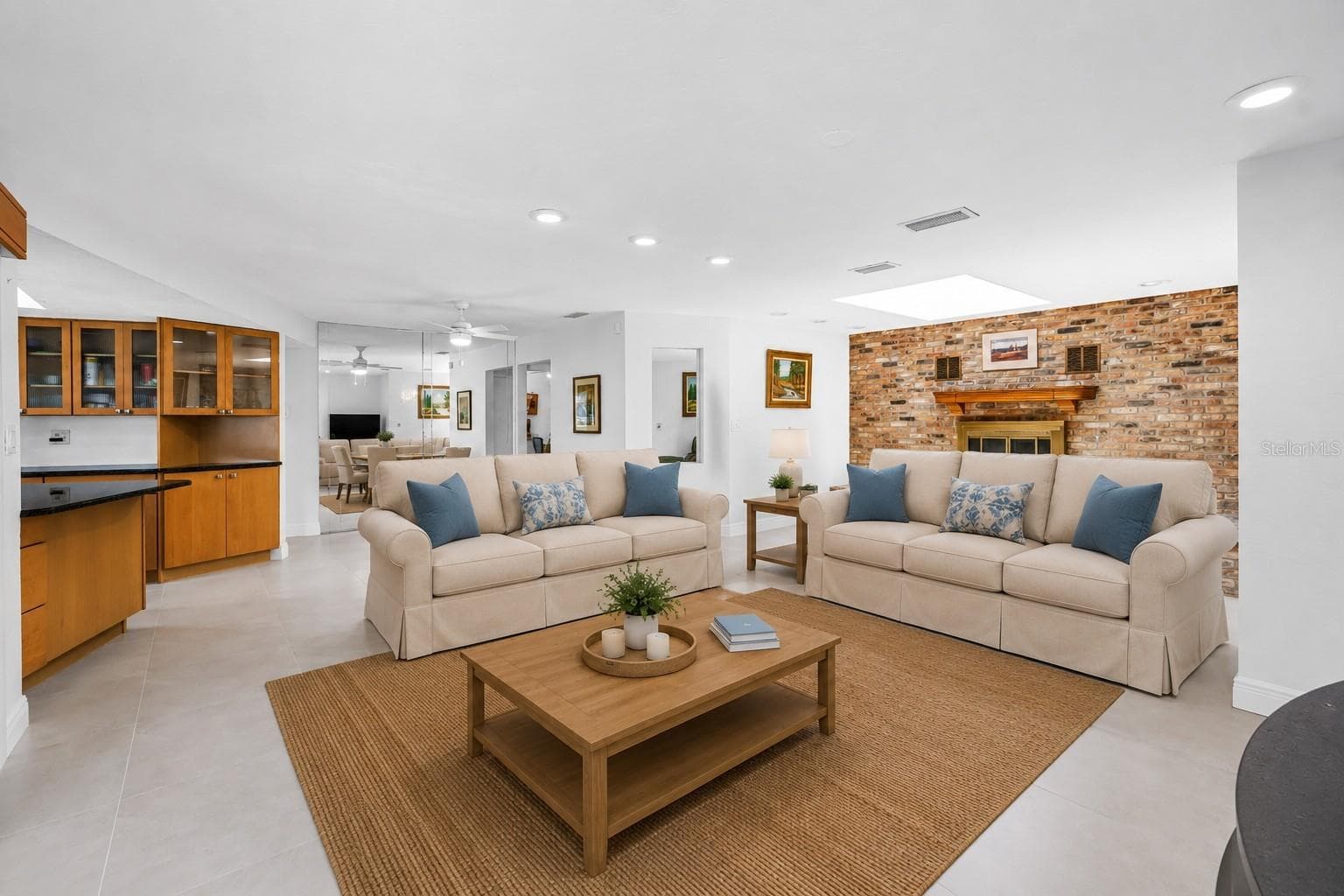 Living room - 2067 MASSACHUSETTS AVE NE, ST PETERSBURG