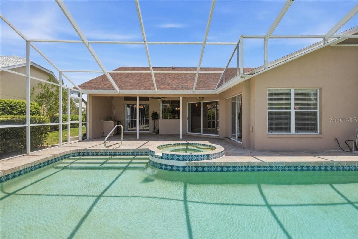 Pool and spa with large under-roof shaded area - 7015 PLEASANT HILL RD, BRADENTON