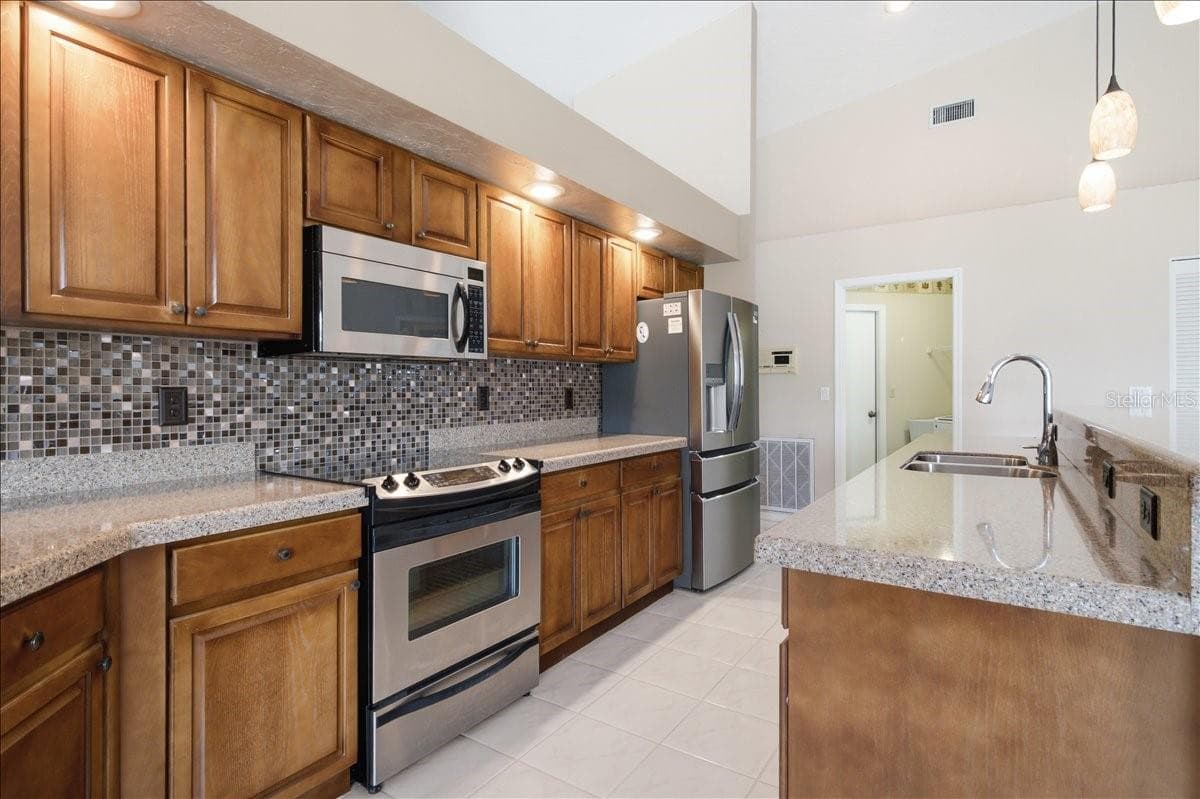 Efficiently designed kitchen - 7015 PLEASANT HILL RD, BRADENTON