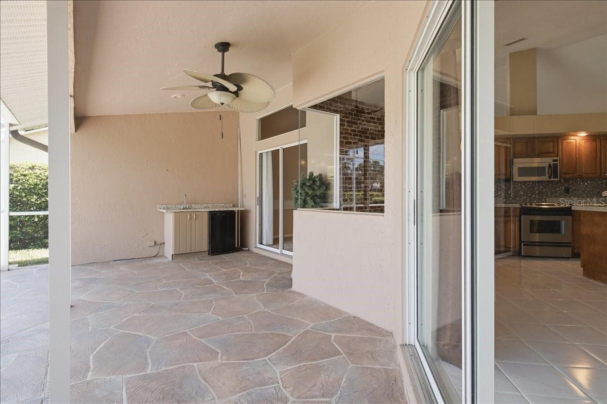 Large under-roof lanai with wet bar - 7015 PLEASANT HILL RD, BRADENTON
