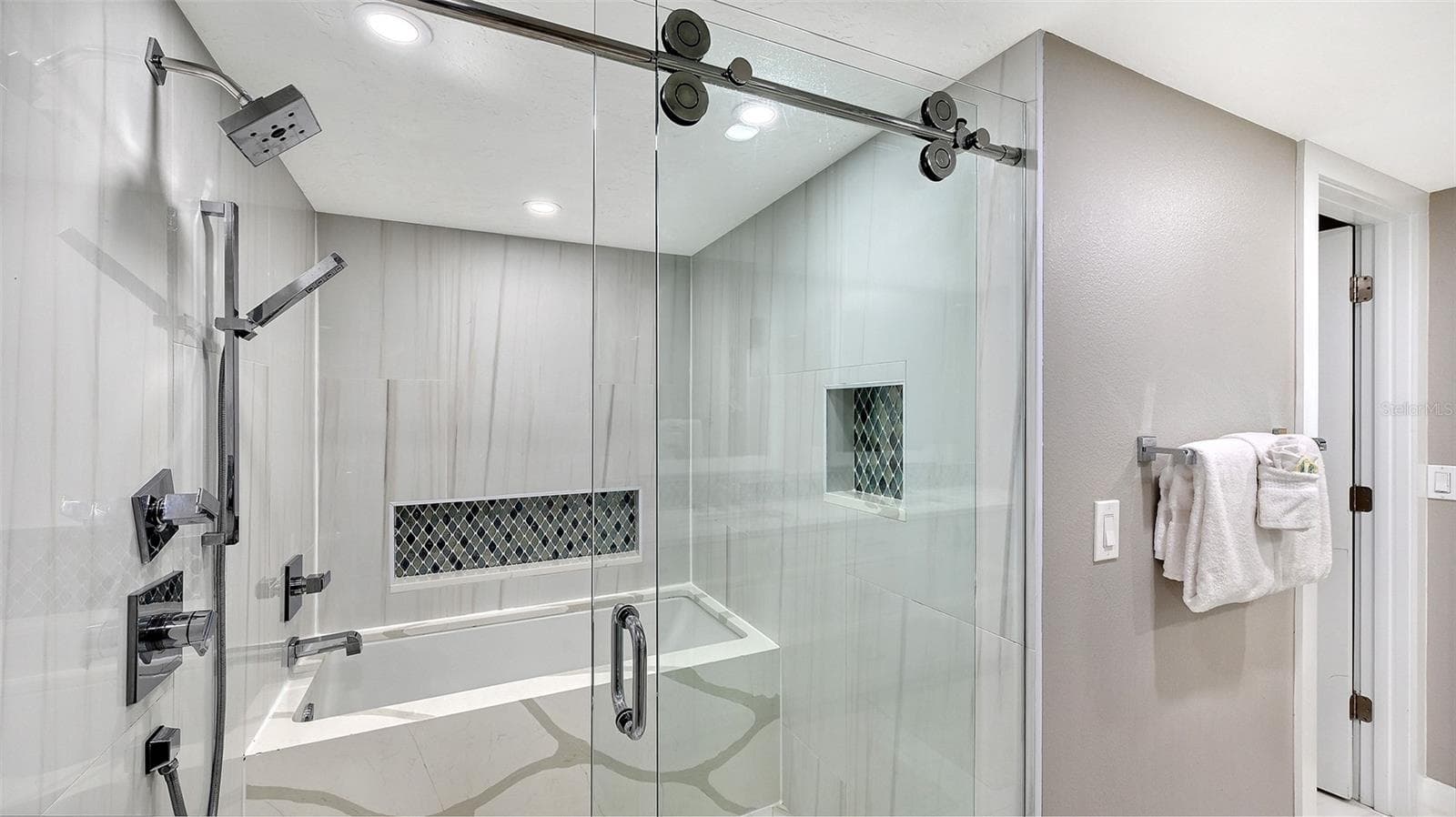 Condominium at 1001 POINT OF ROCKS RD #208, SARASOTA, photo 29 of 63