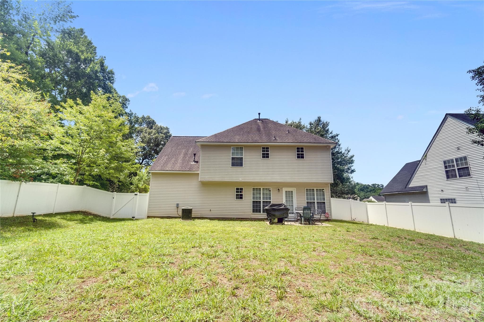 Single Family Residence at 12009 Silvercrest Drive, Charlotte, photo 2 of 38