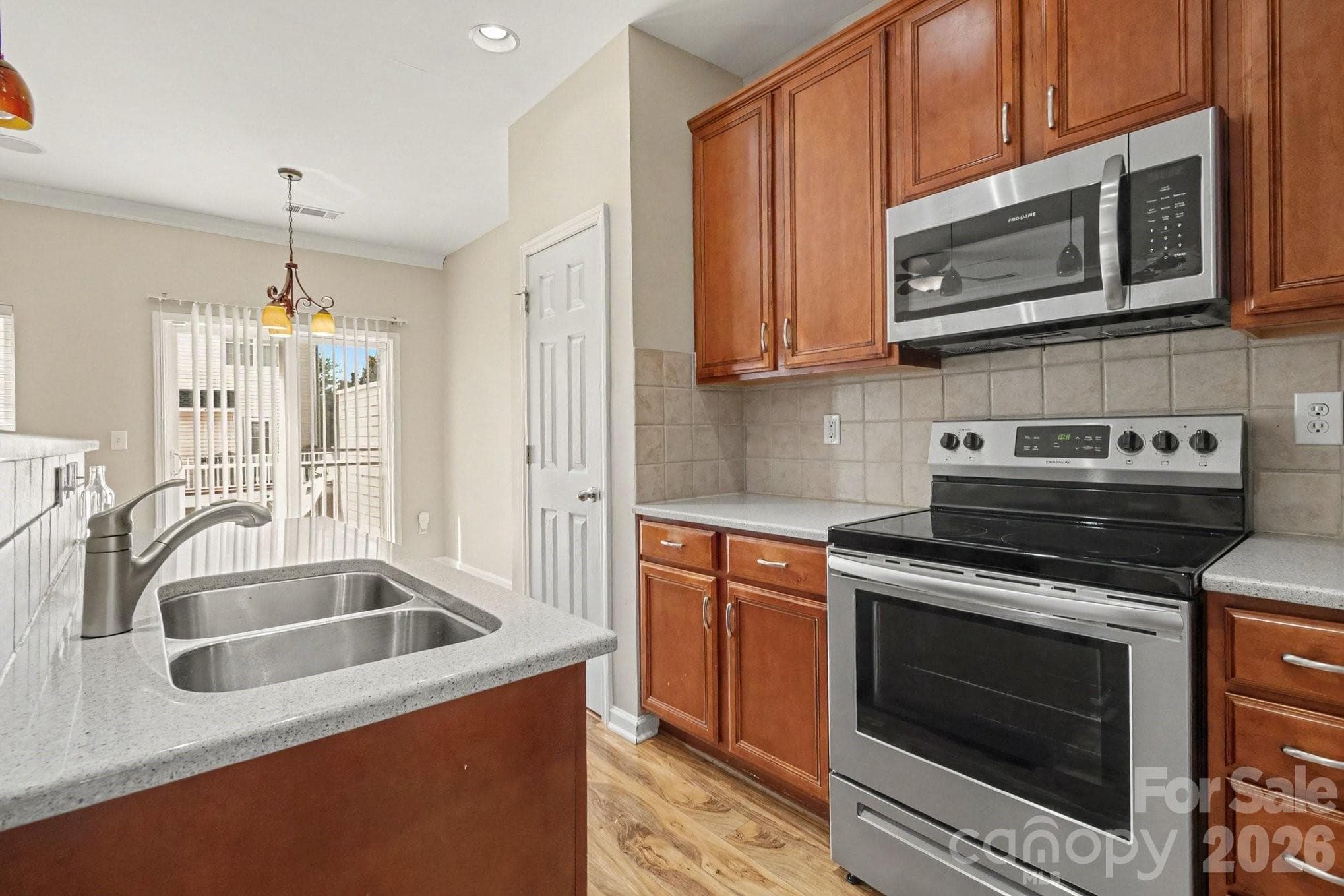 Kitchen with Dual Sink - Charlotte