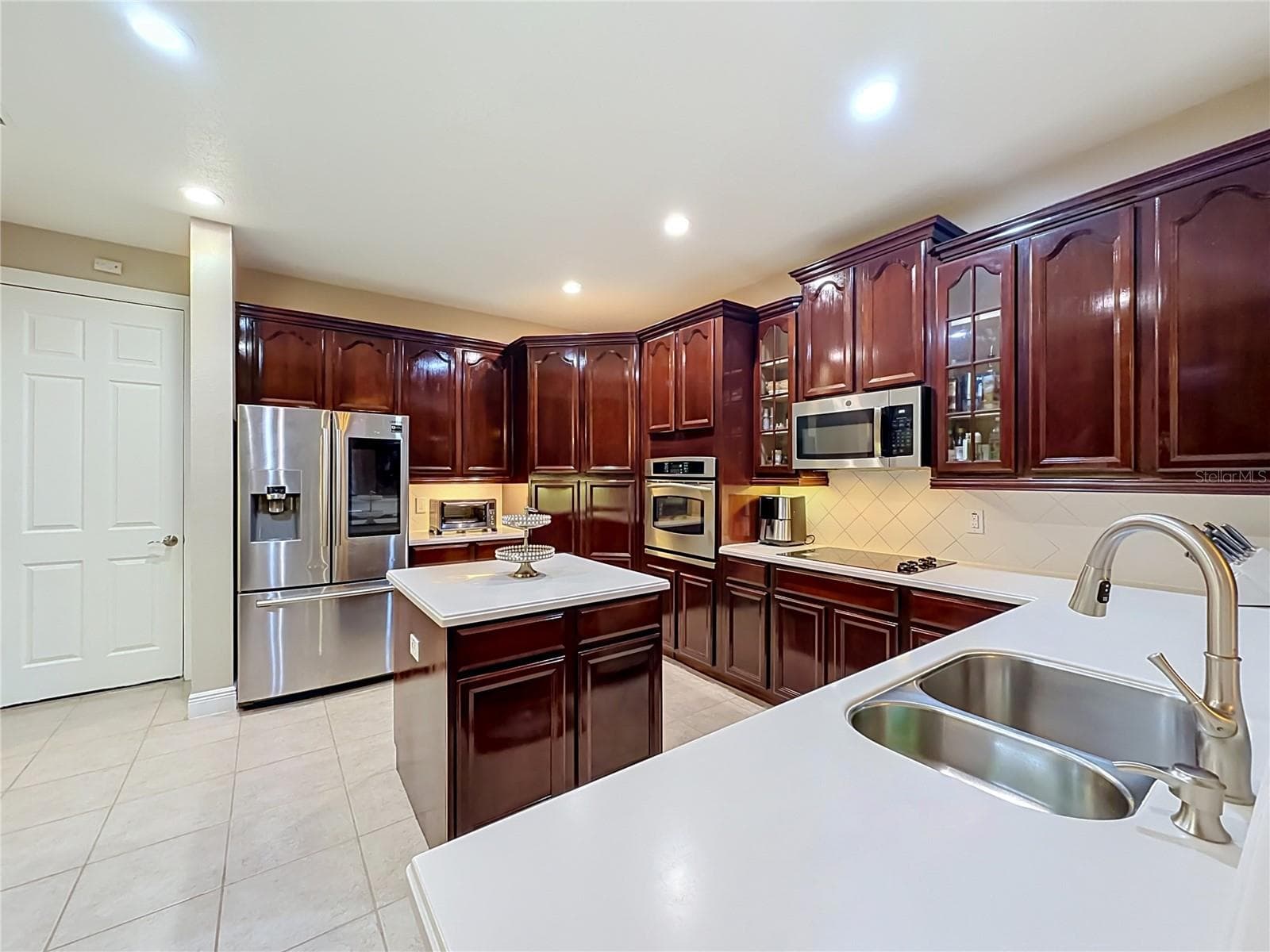High end kitchen, double sink, loads of cabinets and prep space. - 3405 HEIRLOOM ROSE PL, OVIEDO