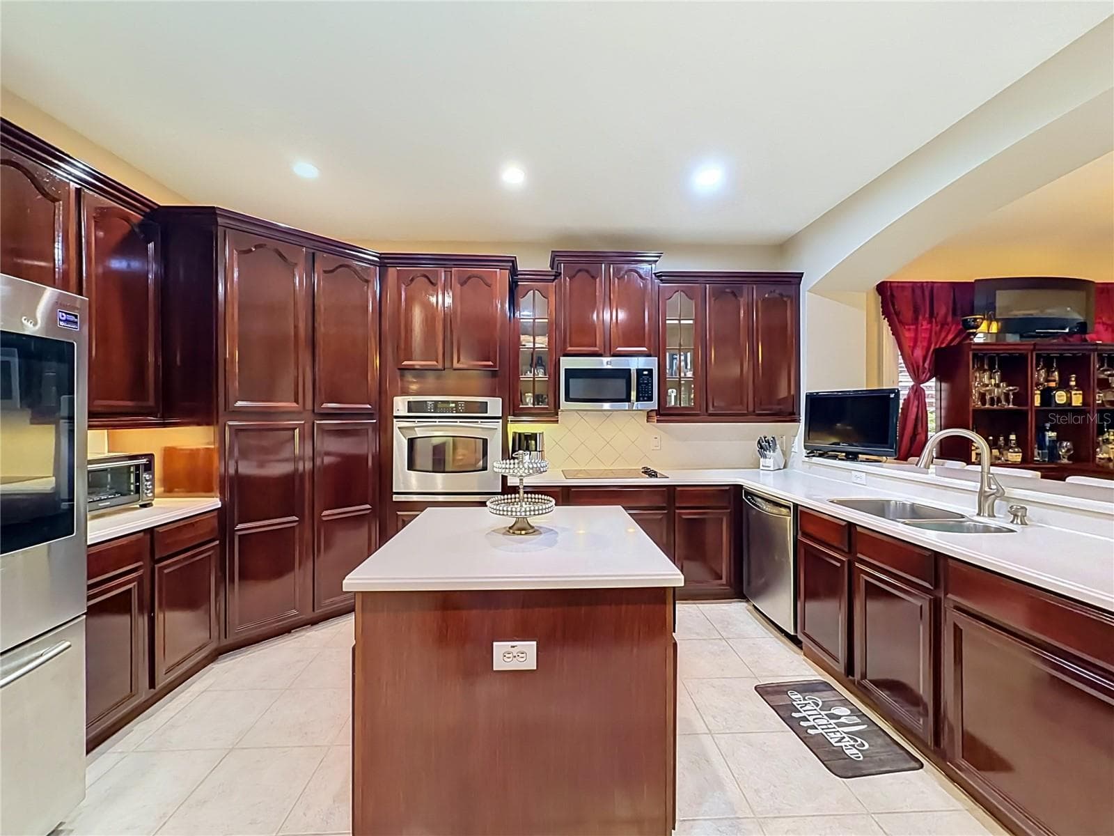 High end kitchen, beautiful wood cabinets, Corian counters, refrigerator w/display, double stainless steel sink, and more! - 3405 HEIRLOOM ROSE PL, OVIEDO