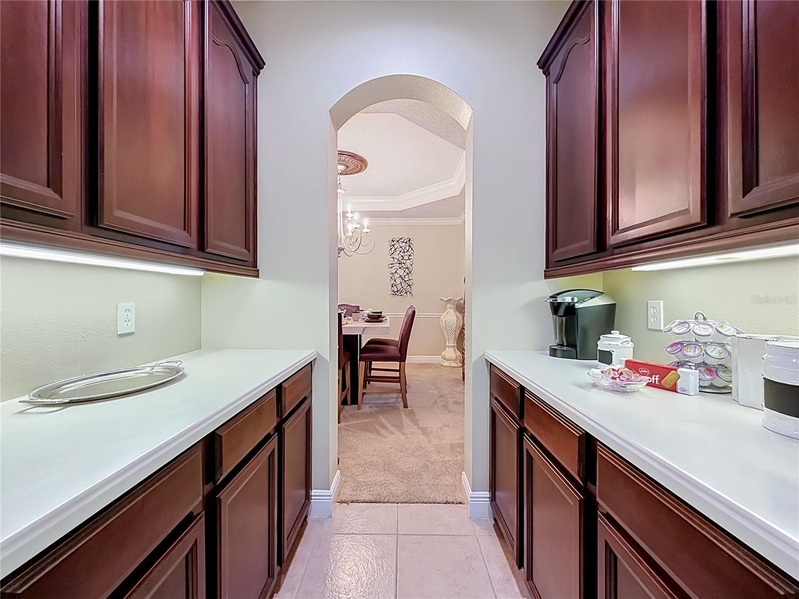 Butler's pantry view from kitchen towards formal dining space. - 3405 HEIRLOOM ROSE PL, OVIEDO