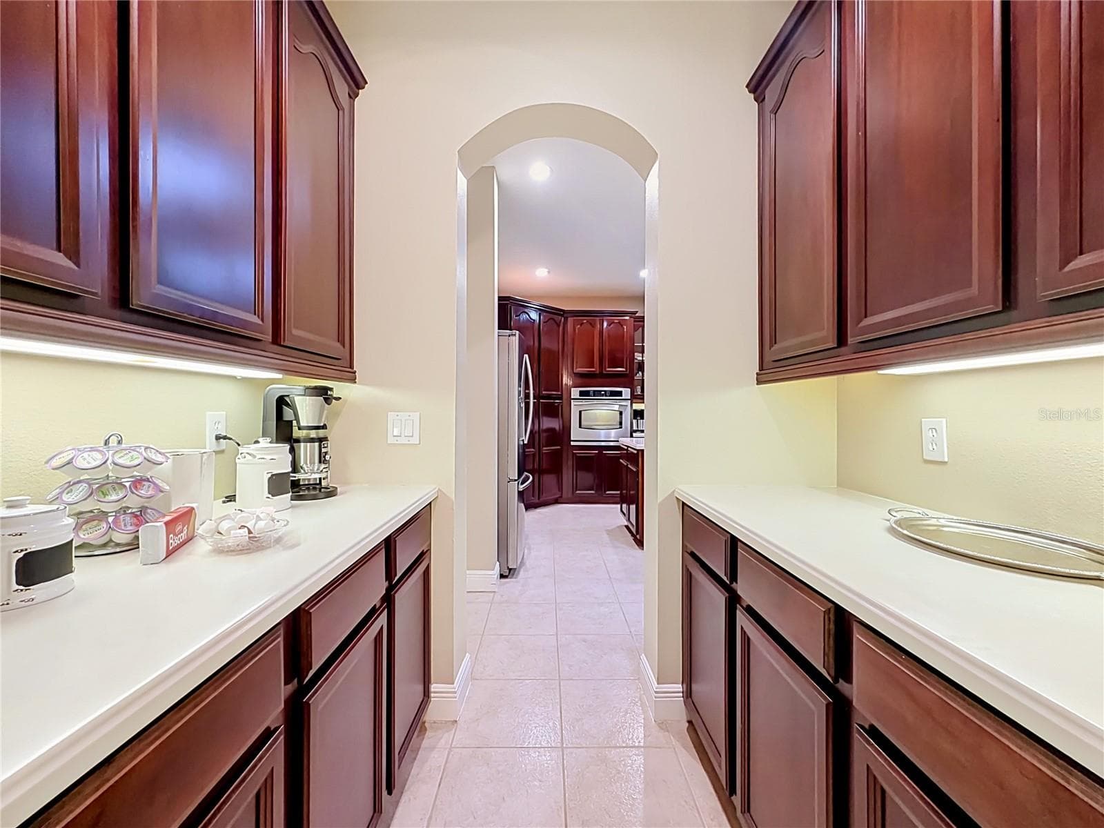 Butler's pantry view from dining area towards kitchen. - 3405 HEIRLOOM ROSE PL, OVIEDO