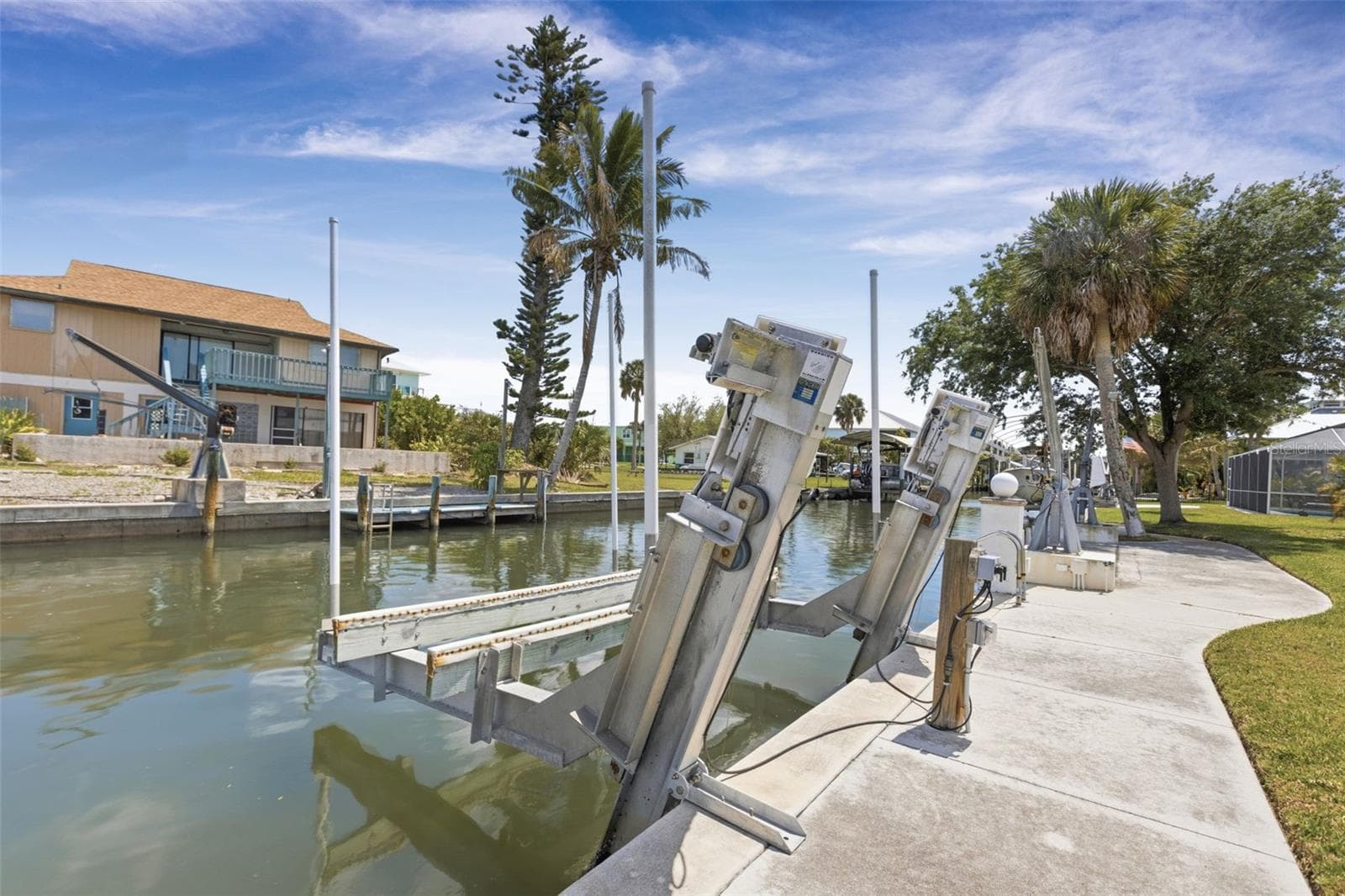 10,000 pound boat lift - 10451 MARION ST, ENGLEWOOD