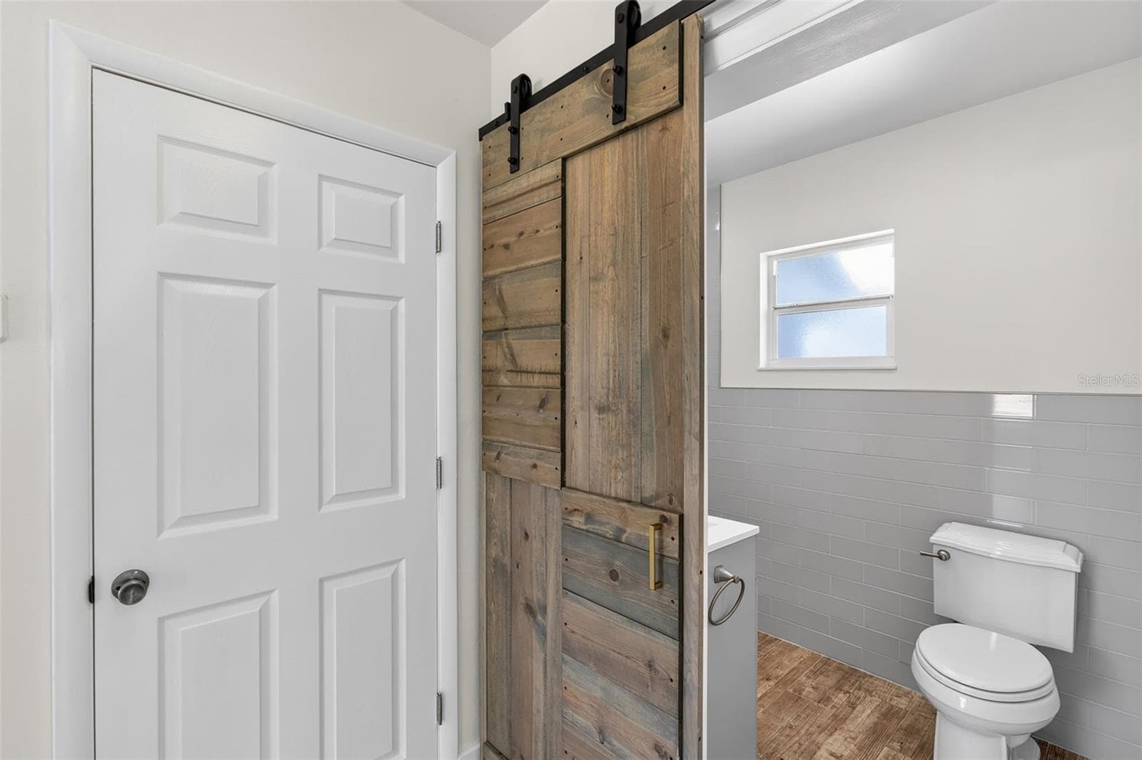 Linen closet and primary bathroom - 10451 MARION ST, ENGLEWOOD