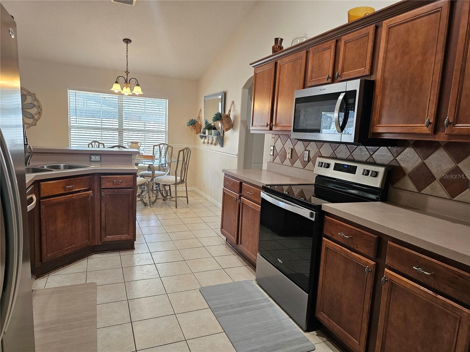 Kitchen with newer appliances - 34224 SHADEWOOD CIR, LEESBURG