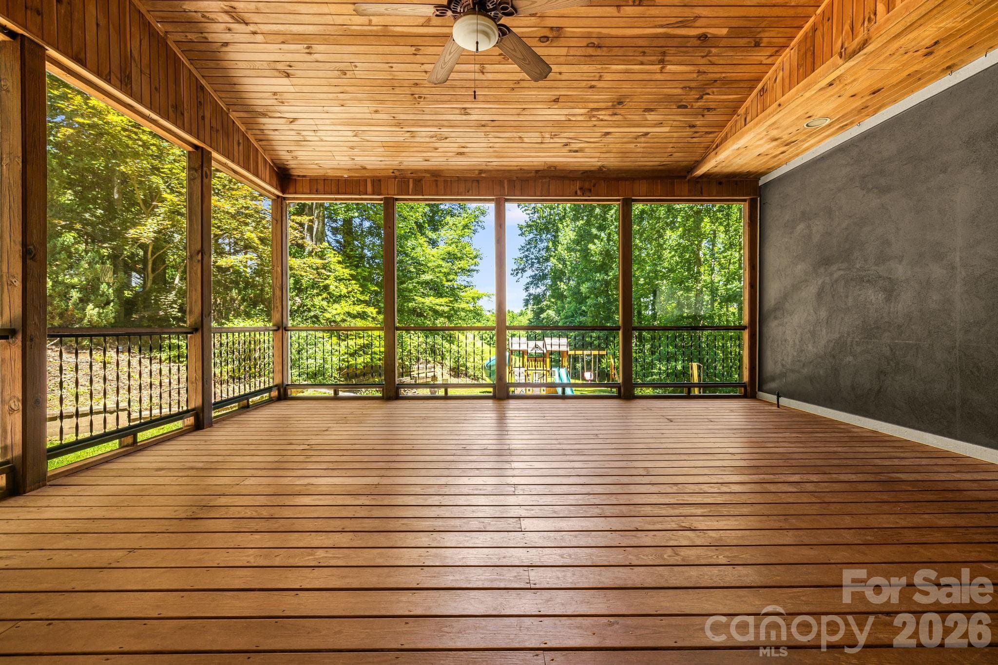 Screened porch - Hendersonville