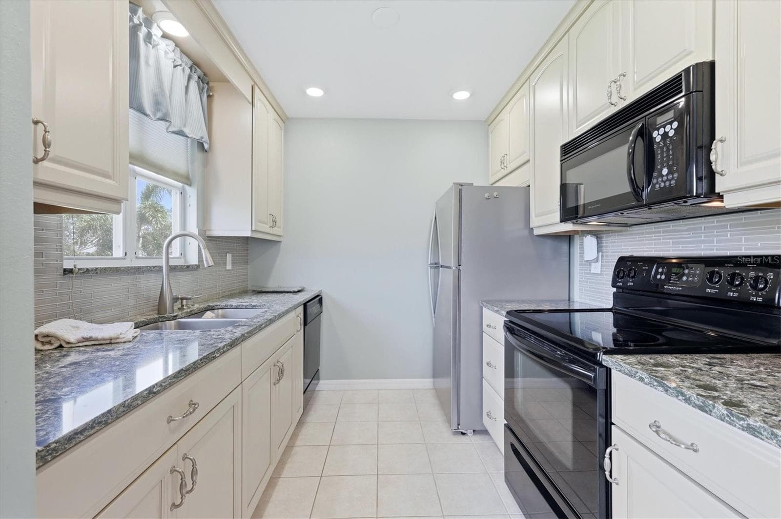 Condominium at 879 AUDUBON DR #879, BRADENTON, photo 16 of 64