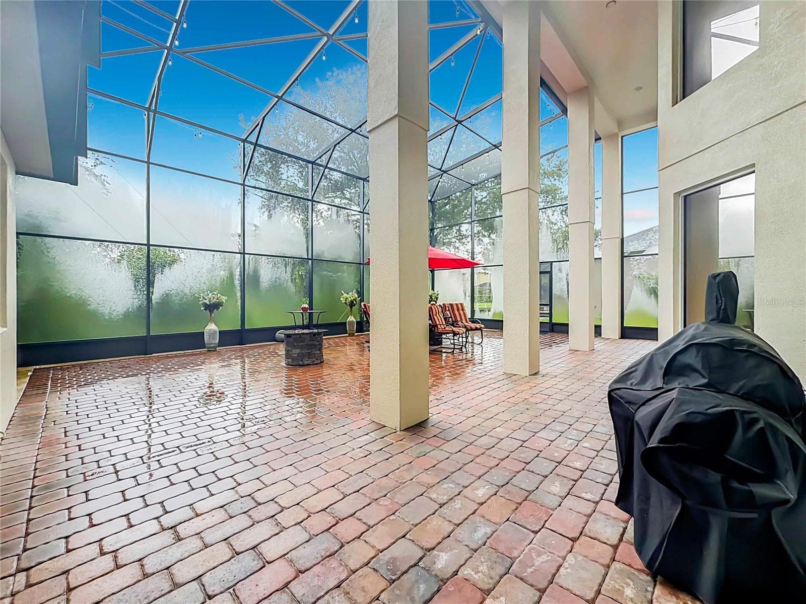 Screen enclosed, 2-story screen enclosure with paver flooring and backing to wooded area. - 3405 HEIRLOOM ROSE PL, OVIEDO
