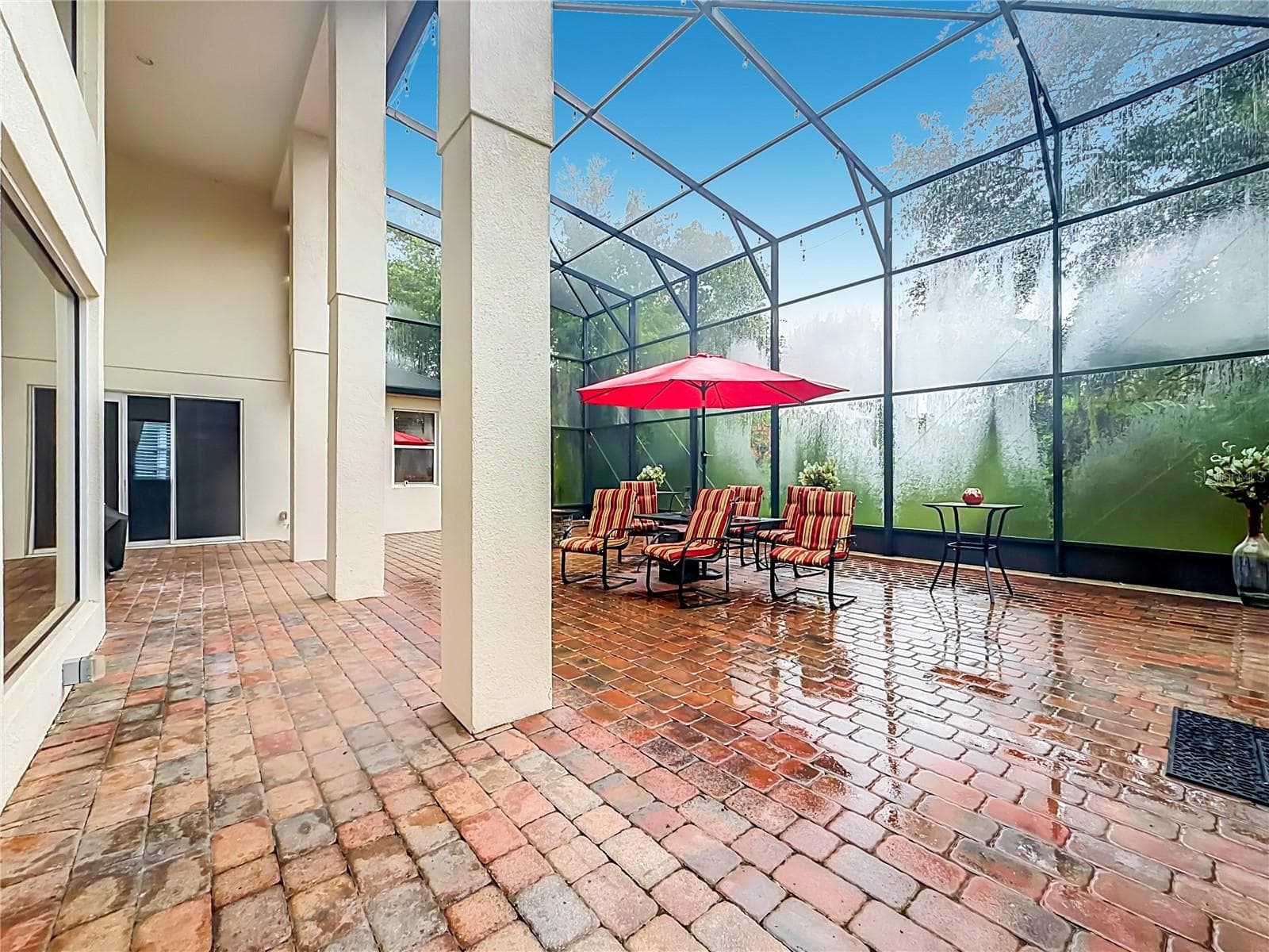 Massive outdoor living space backing to wooded area. - 3405 HEIRLOOM ROSE PL, OVIEDO