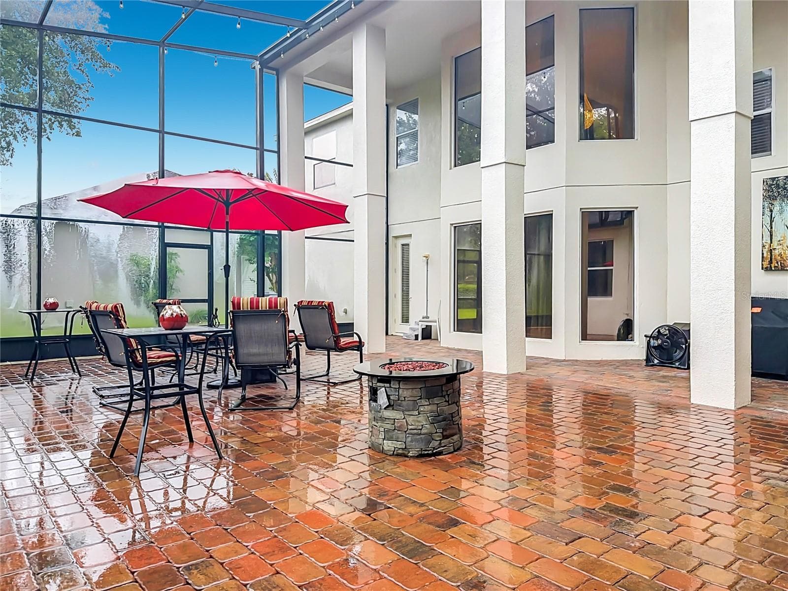 Outdoor living area. 2-story screen enclosure with paver flooring. Door access to downstairs bath - 3405 HEIRLOOM ROSE PL, OVIEDO