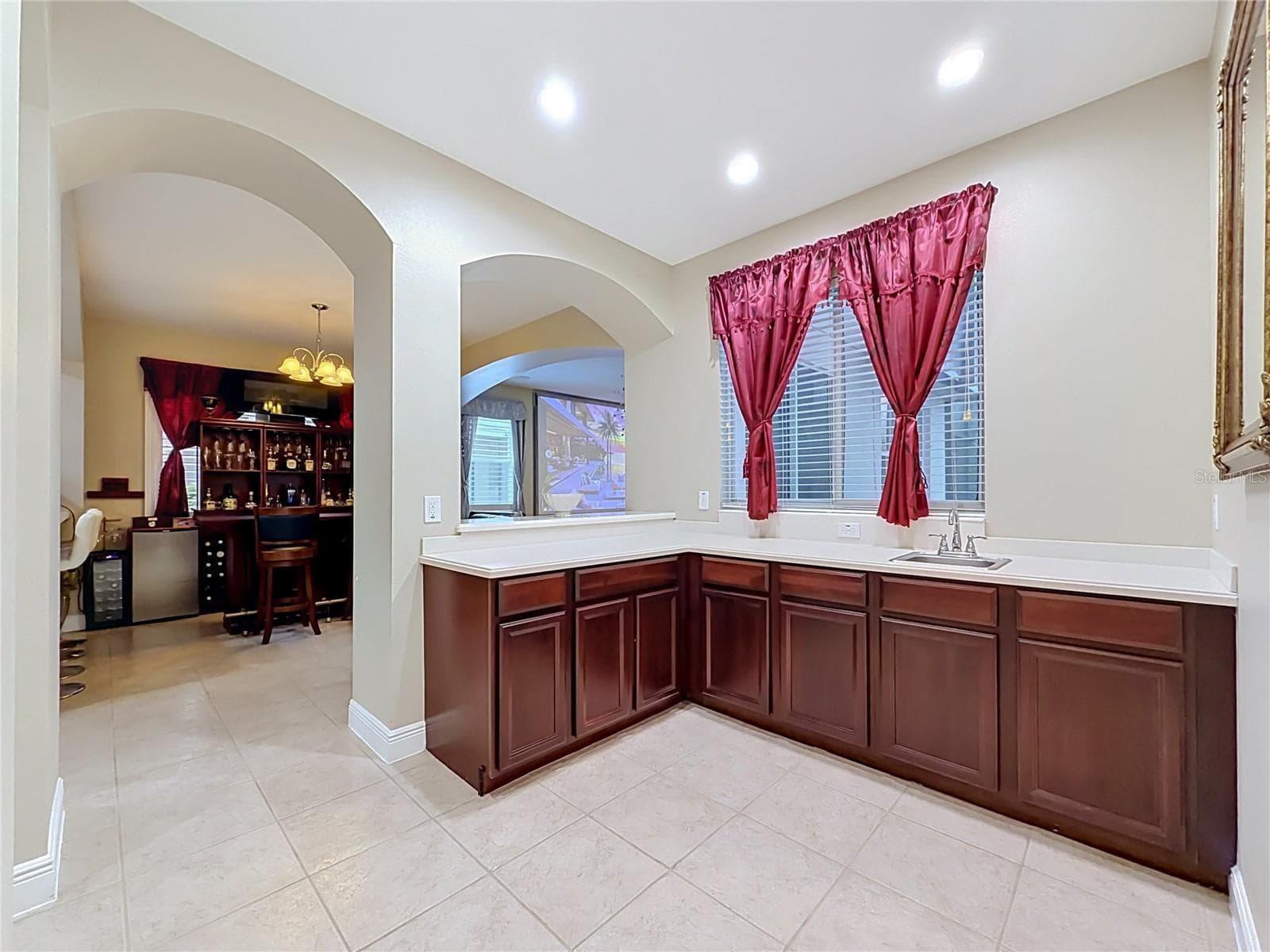 Wet bar area view towards dining/breakfast area and great room. - 3405 HEIRLOOM ROSE PL, OVIEDO