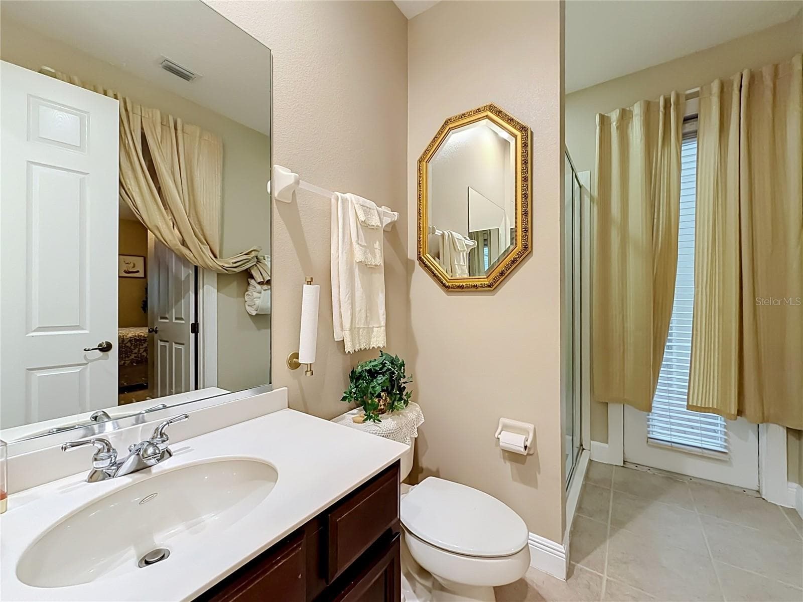 Downstairs full bath and exterior door to screen enclosed patio. - 3405 HEIRLOOM ROSE PL, OVIEDO