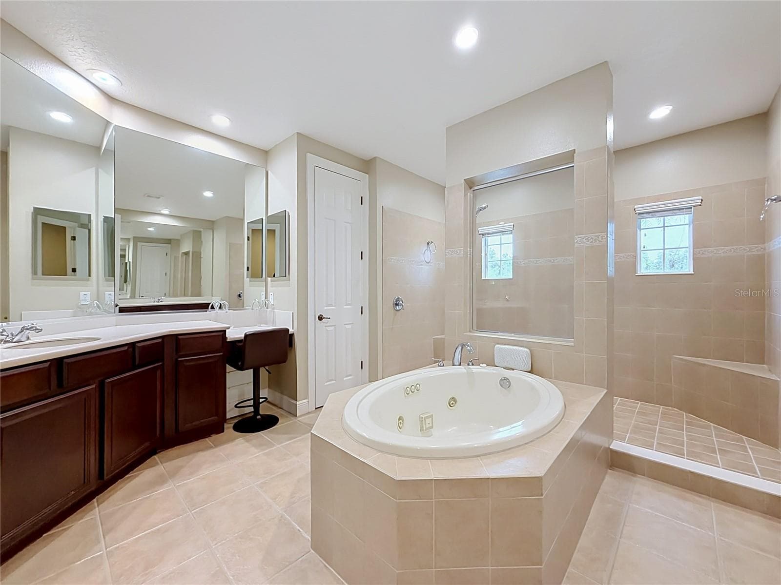 Massive ensuite, center jetted tub, dual vanities, large separate showing w/multiple shower heads and bench. - 3405 HEIRLOOM ROSE PL, OVIEDO