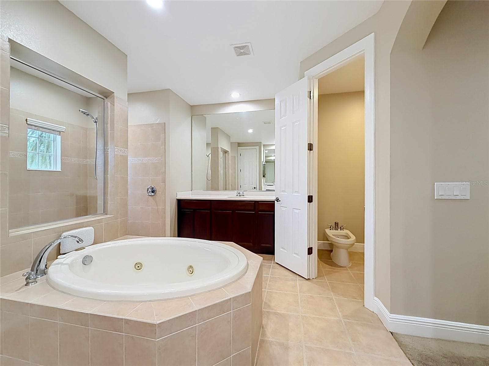Ensuite, jetted tub, separate walk-in shower, and water closet w/bidet - 3405 HEIRLOOM ROSE PL, OVIEDO