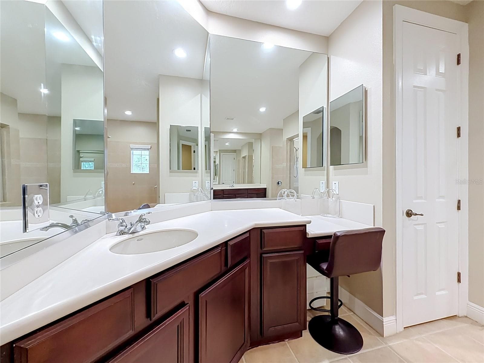 Light and bright ensuite. Vanity with dressing table and linen closet. - 3405 HEIRLOOM ROSE PL, OVIEDO