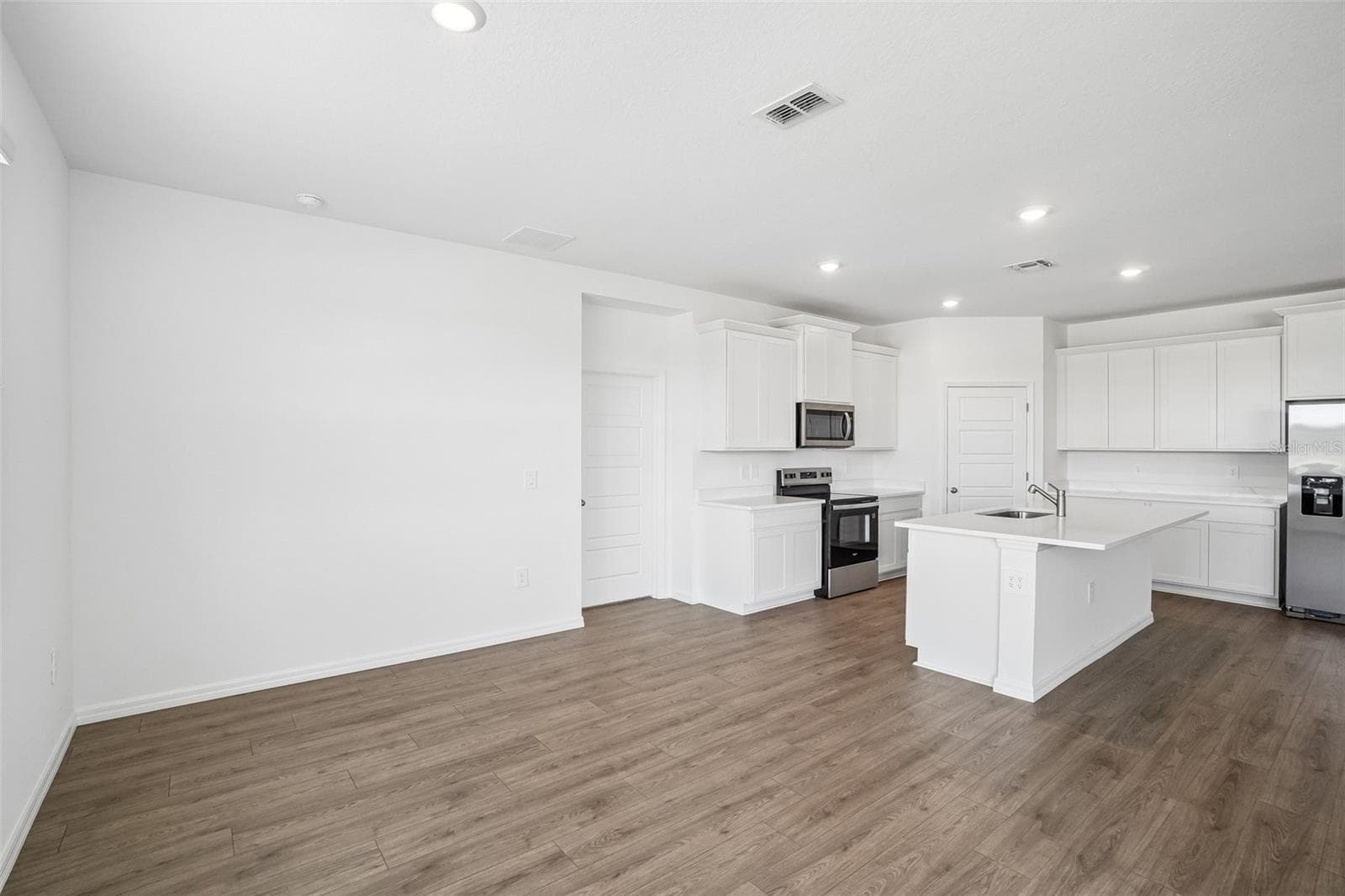 Single Family Residence at 4660 BARBERRY AVE, LAKELAND, photo 9 of 33