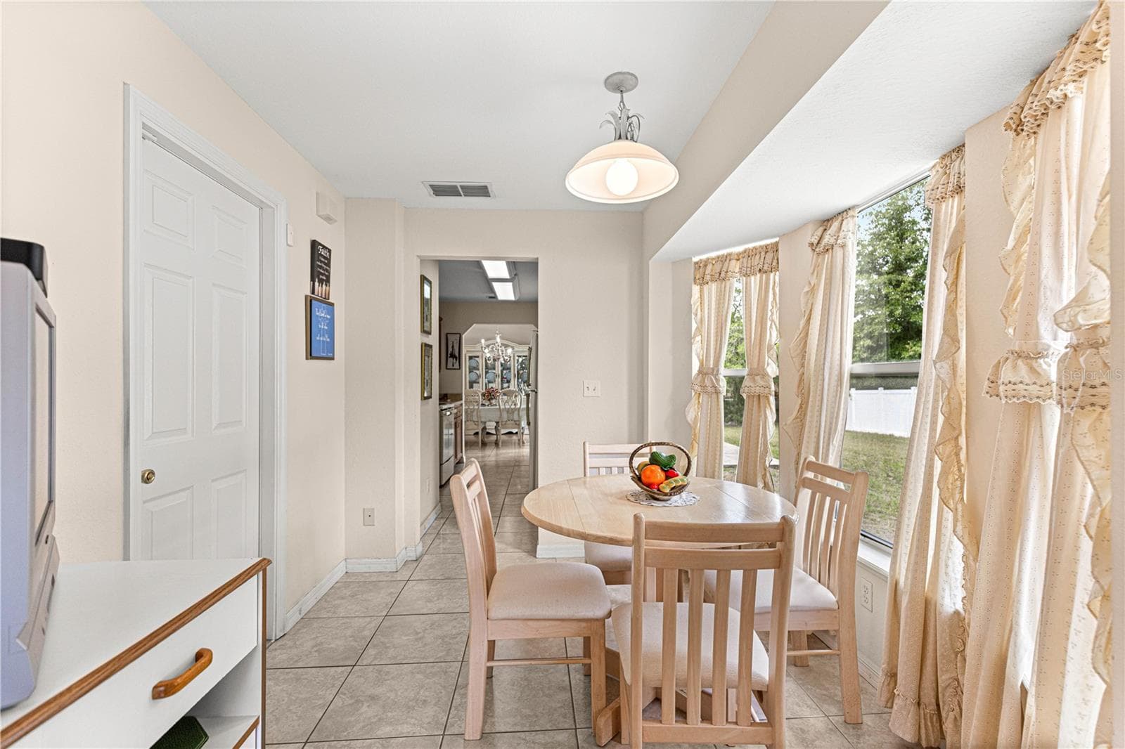 breakfast nook with coffee bar area - 4 CEDAR TRACE PASS, OCALA