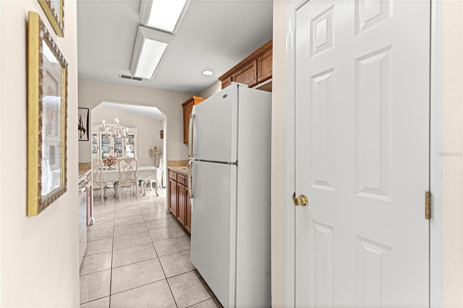 view into kitchen through to breakfast nook - 4 CEDAR TRACE PASS, OCALA