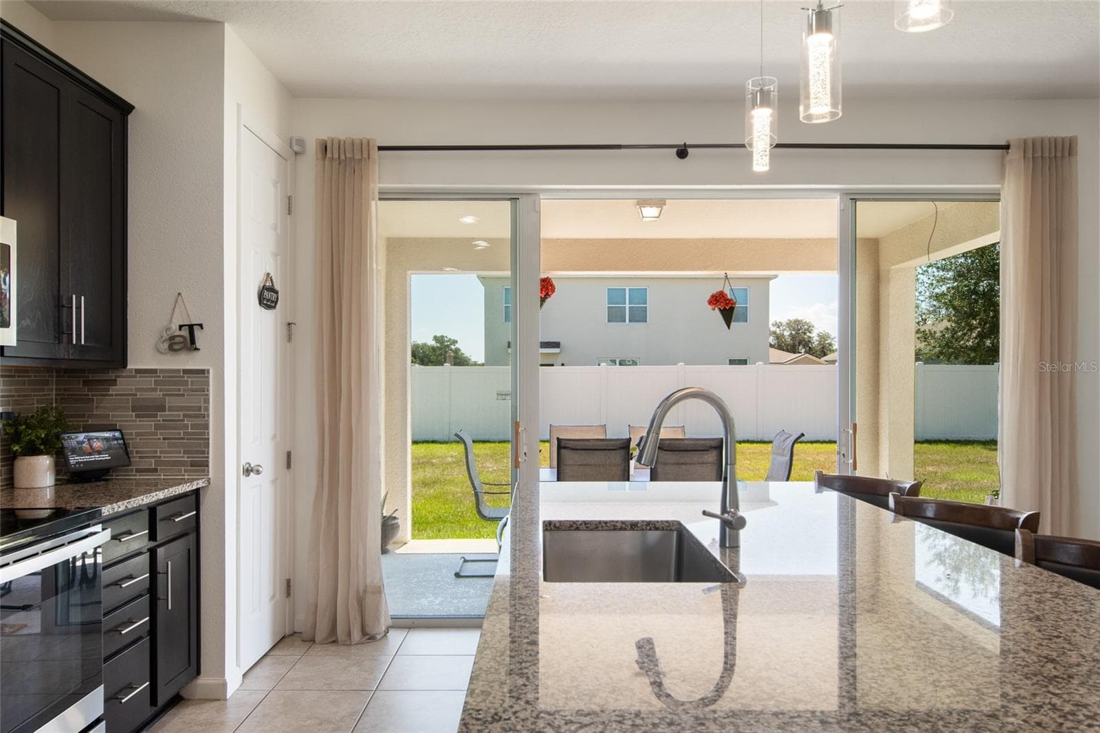 Sliding Glass Doors to Outdoor Covered Patio - 1659 GENTLE BREEZE DR, ST CLOUD