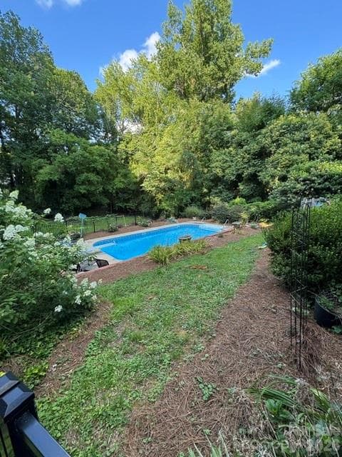 Pool - 606 N Pine Lane, Wadesboro