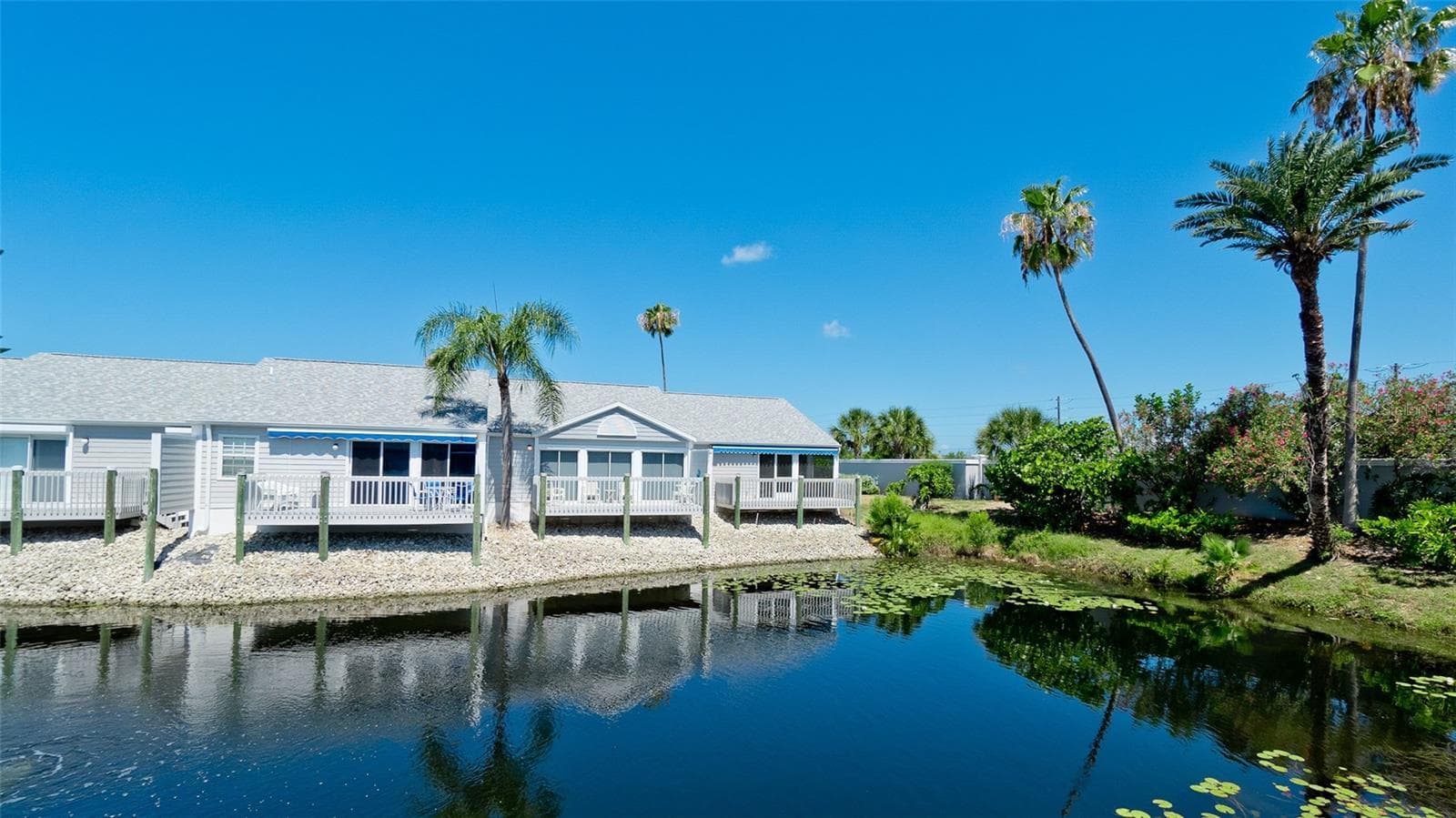 LAKEFRONT VILLA - 506 WOODSTORK CIR, BRADENTON